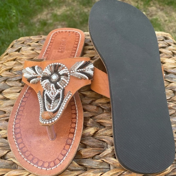 NEW African Maasai Handmade Black & White Beaded Tan Leather Toe Post Sandals - Picture 6 of 7
